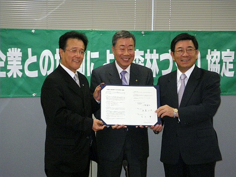 協定を終えた左から渡邊御嵩町長・当社小栗社長・古田岐阜県知事