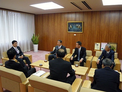 協定式前、古田知事を囲む懇談。御嵩町長・県幹部・当社幹部