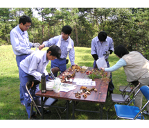 第27回 H21年10月 地方の方にキノコの種類を教えてもらう